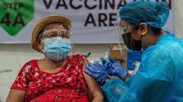 COVID-19 vaccination program in the Philippines. Photo credit: Asian Development Bank.