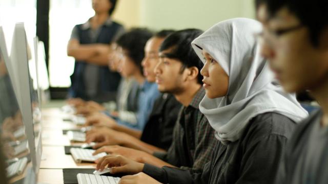 A computer class in Indonesia. Photo credit: Asian Development Bank.
